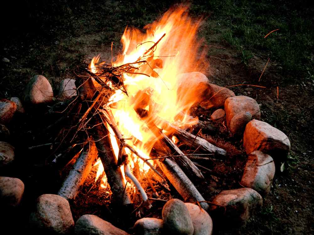 Build a Fire Pit to Maximize the Duration of a Campfire