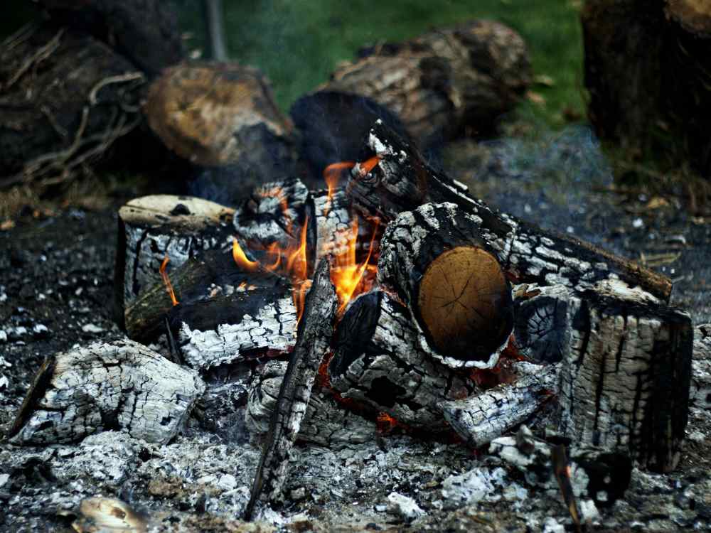 How to put out a campfire without water by clearing and scraping